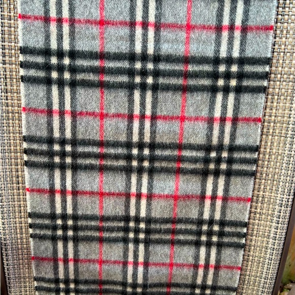 Burberrys of London 100% Cashmere Scarf - Picture 2 of 4